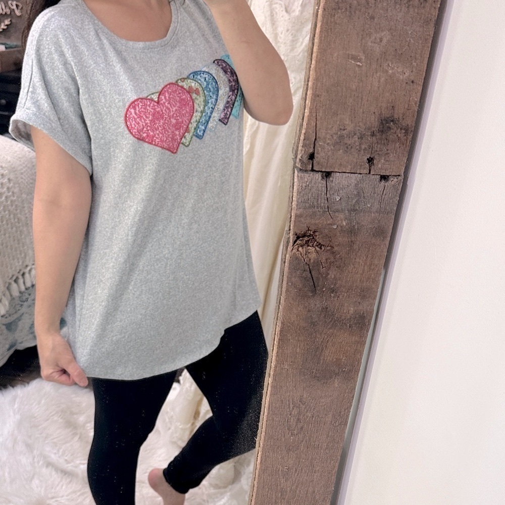 Clover + Pine Gray T-Shirt with Colorful Heart Design size XXlarge